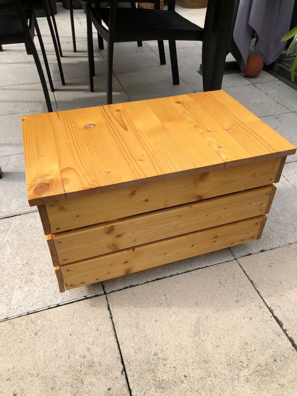 Coffre de rangement a roulettes
Jardin