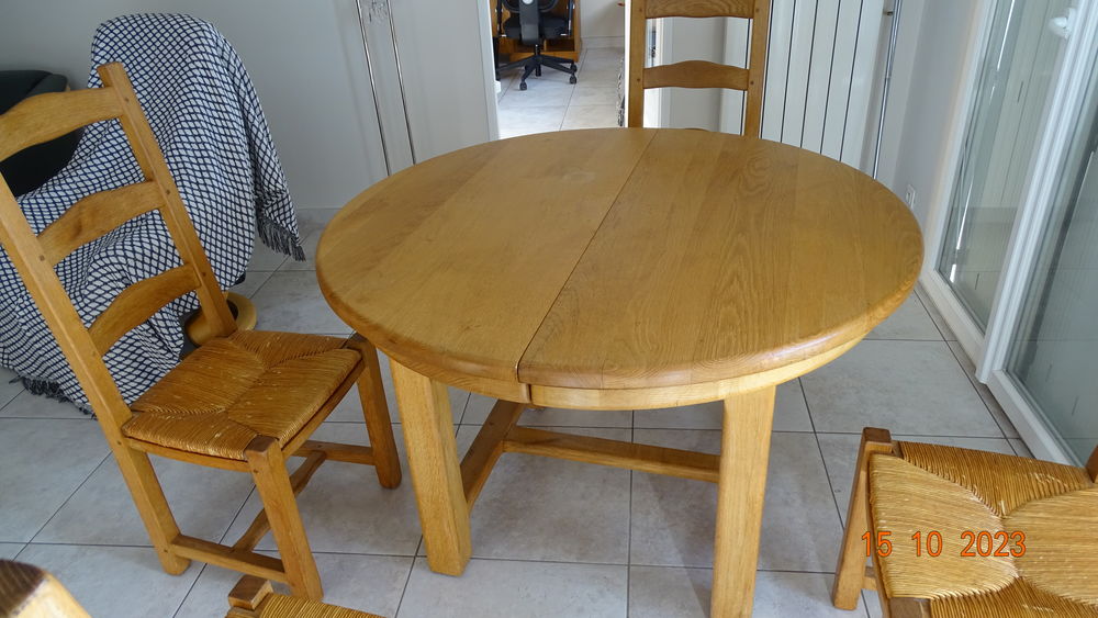 Table de salle &agrave; manger ronde en ch&ecirc;ne massif + 4 chaises. Meubles