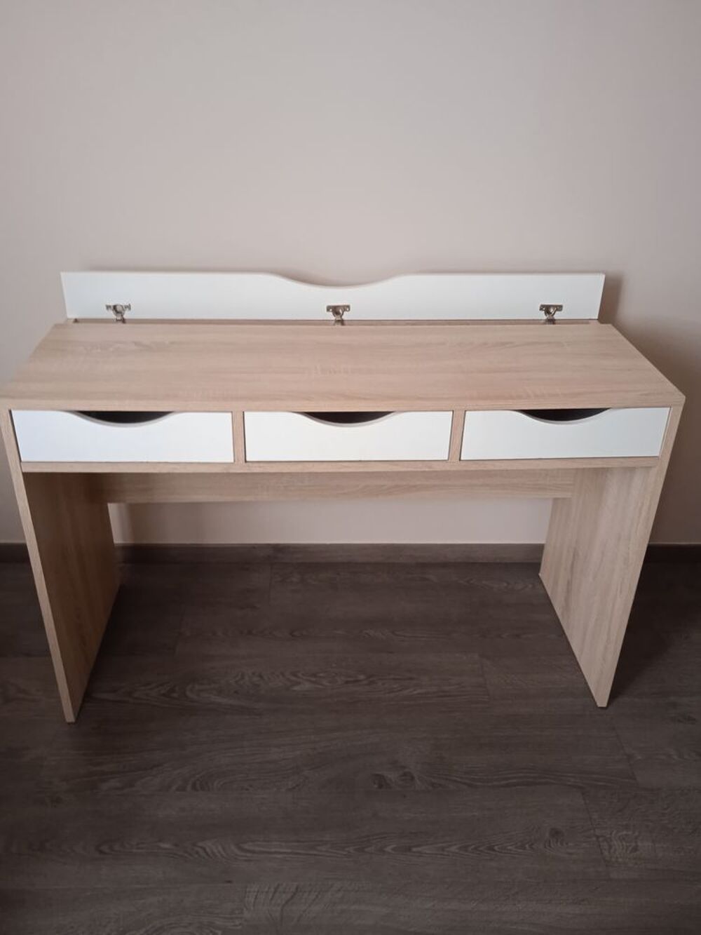 Bureau chambre peu encombrant. Meubles