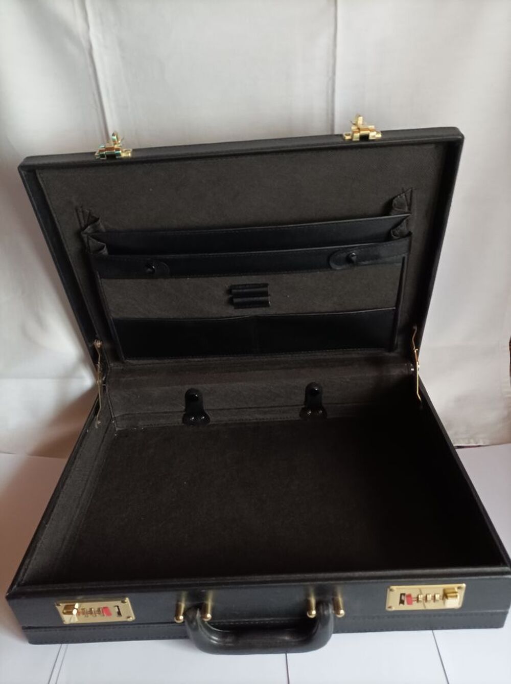 Attach&eacute; case cuir. Maroquinerie