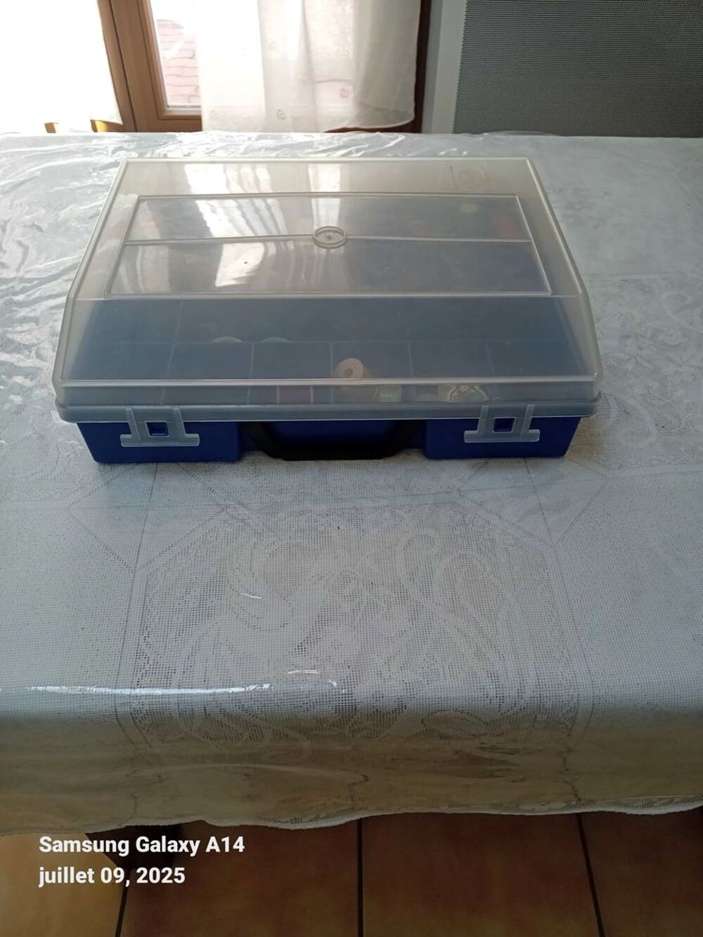 une bo&icirc;te en plastique de couture avec les fils et les aiguille et les ciseaux en bon &eacute;tat paiement en main propre Bricolage