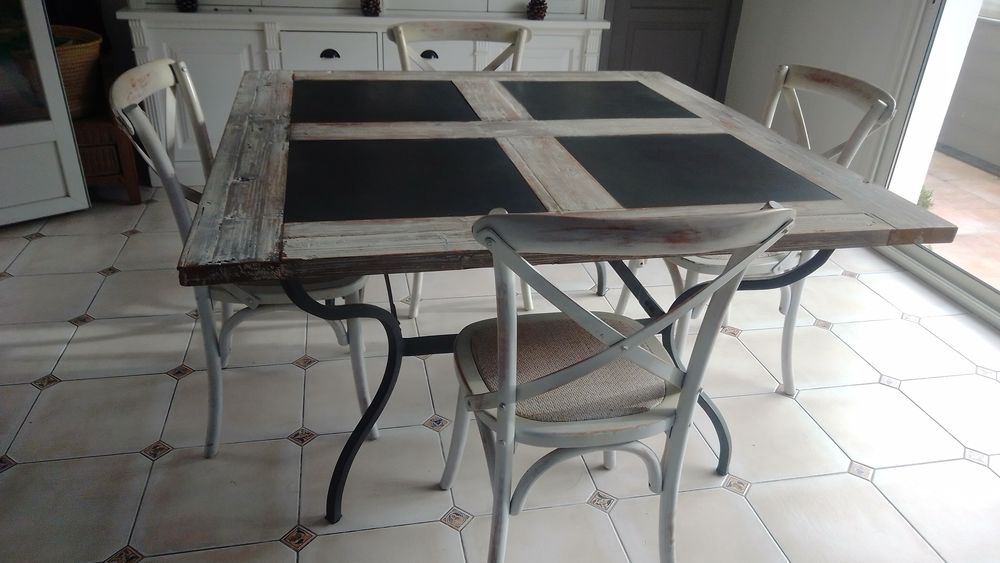  Salle &agrave; manger
4 chaises Meubles
