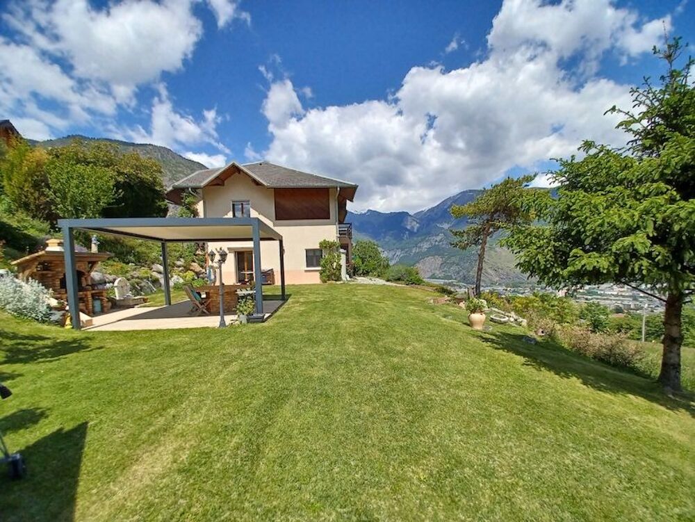 Vente Maison NOUVEAU PRIX ! Sur les petites hauteurs de Saint-Jean-de-Maurienne, face à une superbe vue panoramique et ensoleillée sur les massifs environnants, cette très belle maison de 155 m² dispose d'un balcon et d'une terrasse avec pergola bio-climatique, le tou Saint-jean-de-maurienne