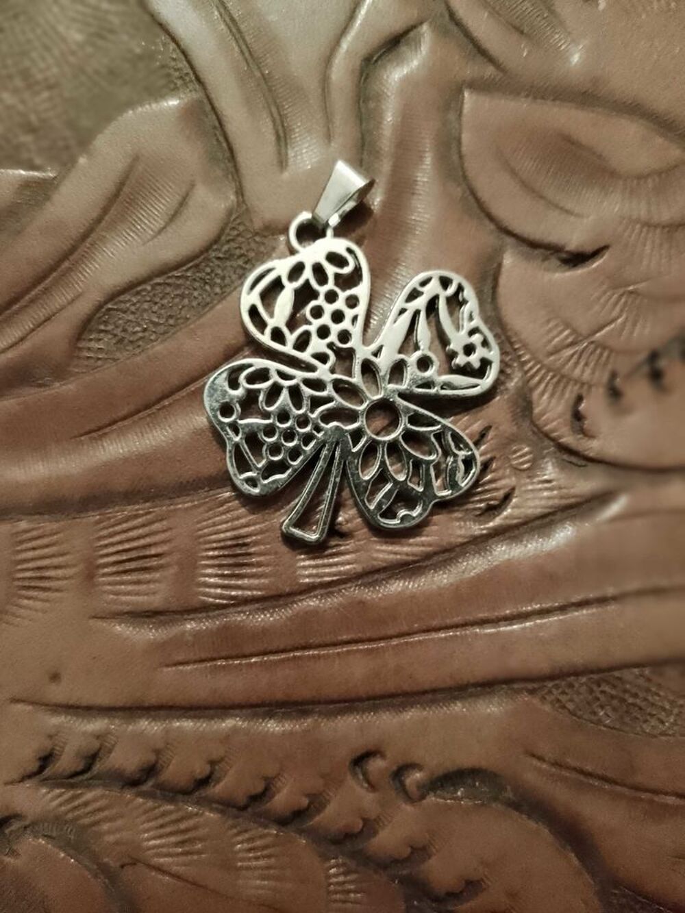 pendentif tr&egrave;fle en m&eacute;tal argent&eacute; neuf. Bijoux et montres