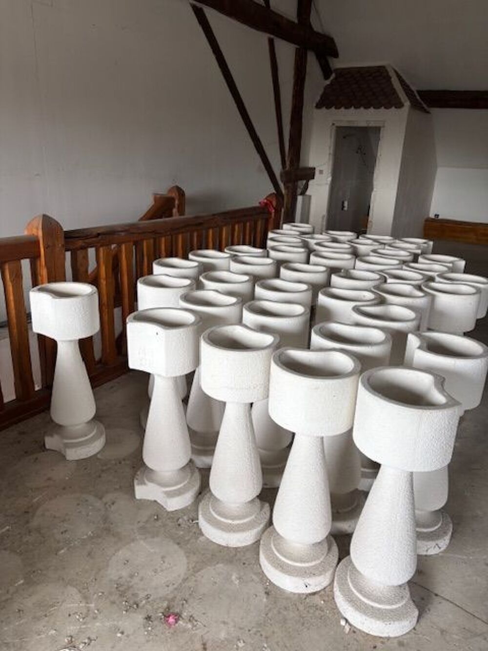 74 colonnes avec extr&eacute;mit&eacute; bac floral D�coration