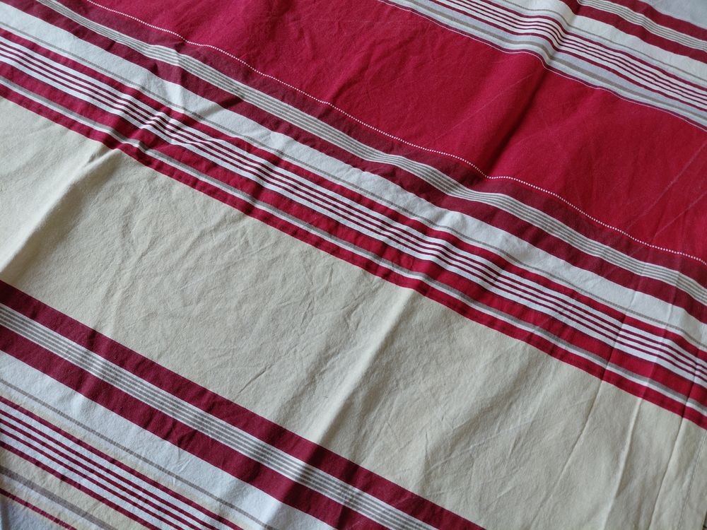 Nappe rectangulaire rayures tons rouges et beiges Décoration