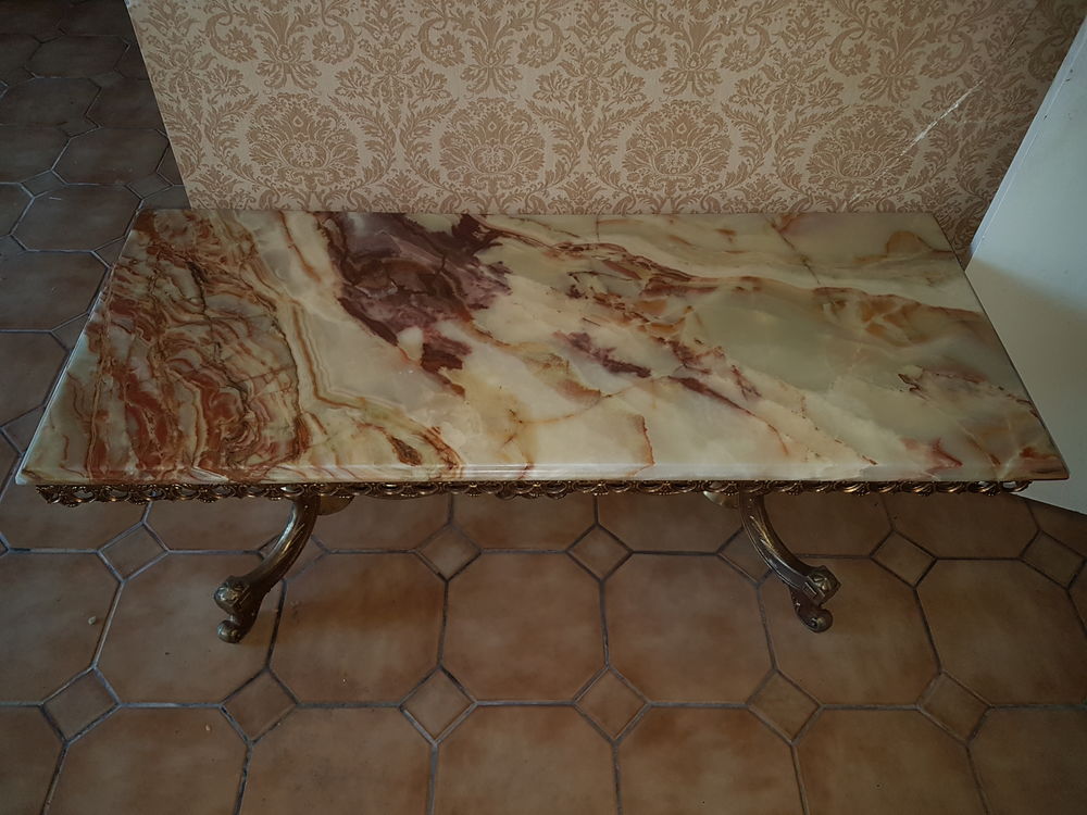 Table basse plateau en marbre. Meubles