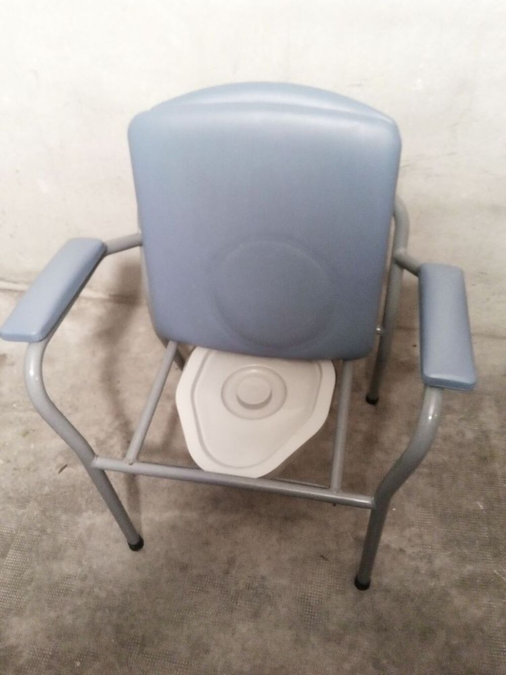 Chaise perc&eacute;e m&eacute;dicale Meubles