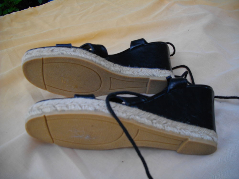 chaussures compens&eacute;es noir T 39
Chaussures