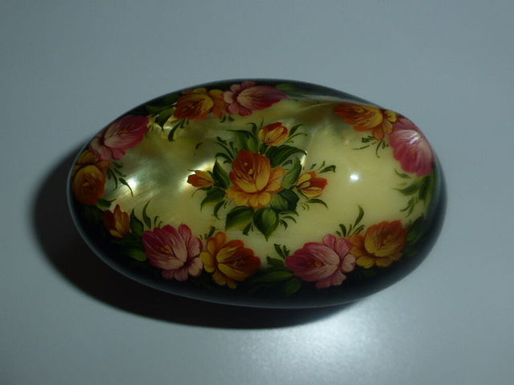 Petite boite russe laqu&eacute;e d&eacute;cor floral sign&eacute;e 