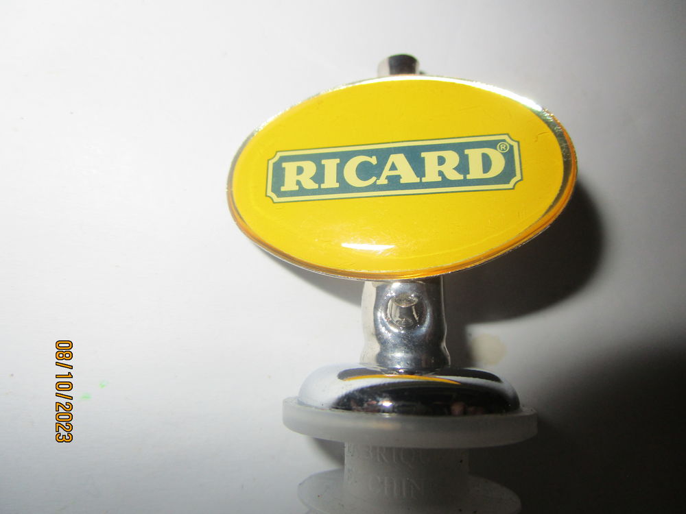 trois bouchons de bouteille de la marque RICARD, 