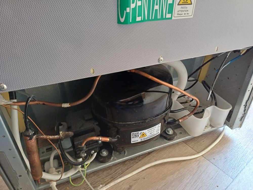 Refrig&eacute;rateur combin&eacute; ESSENTIEL B Electroménager