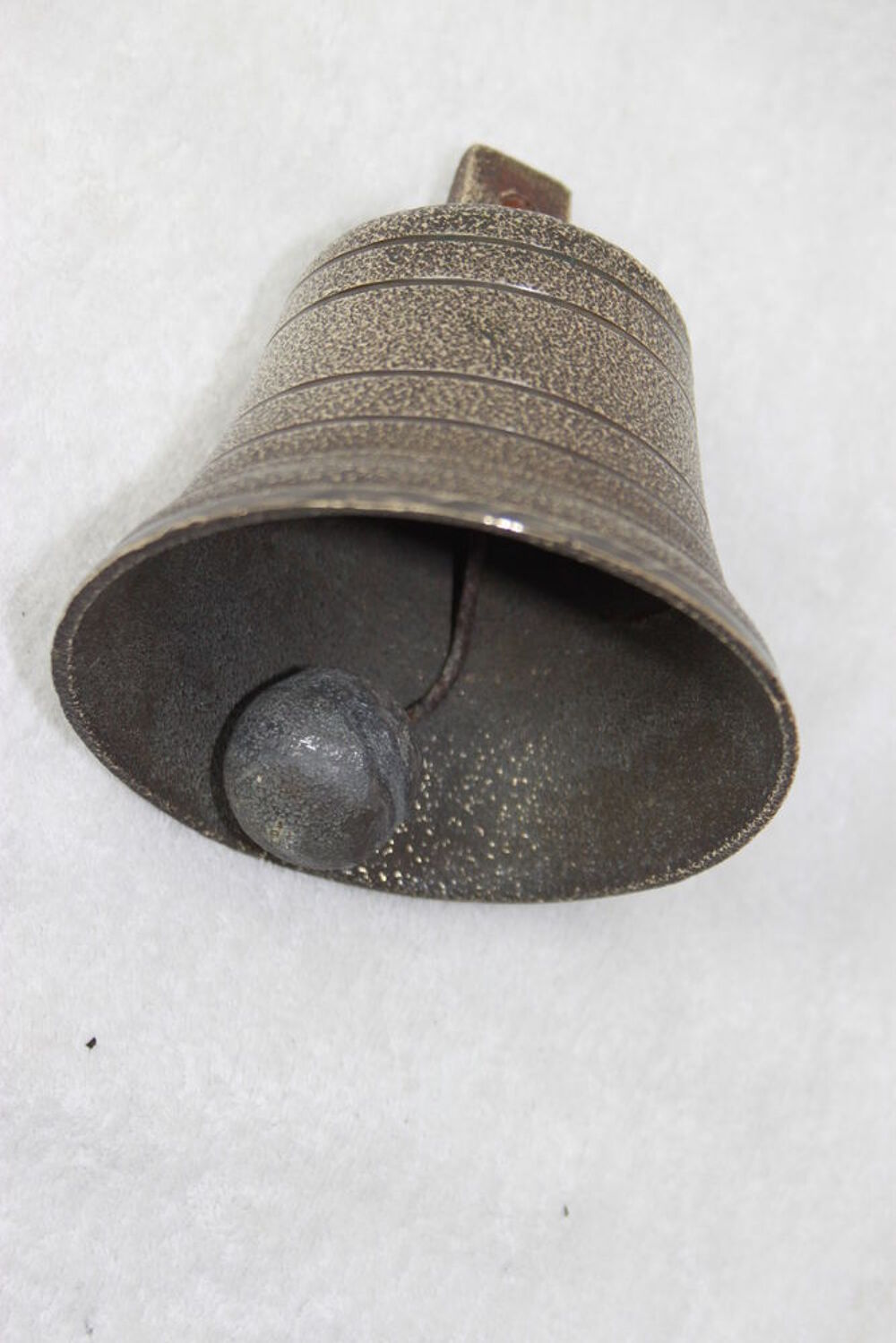 Cloche en bronze coul&eacute;e estampill&eacute;e N&deg; 8 Décoration