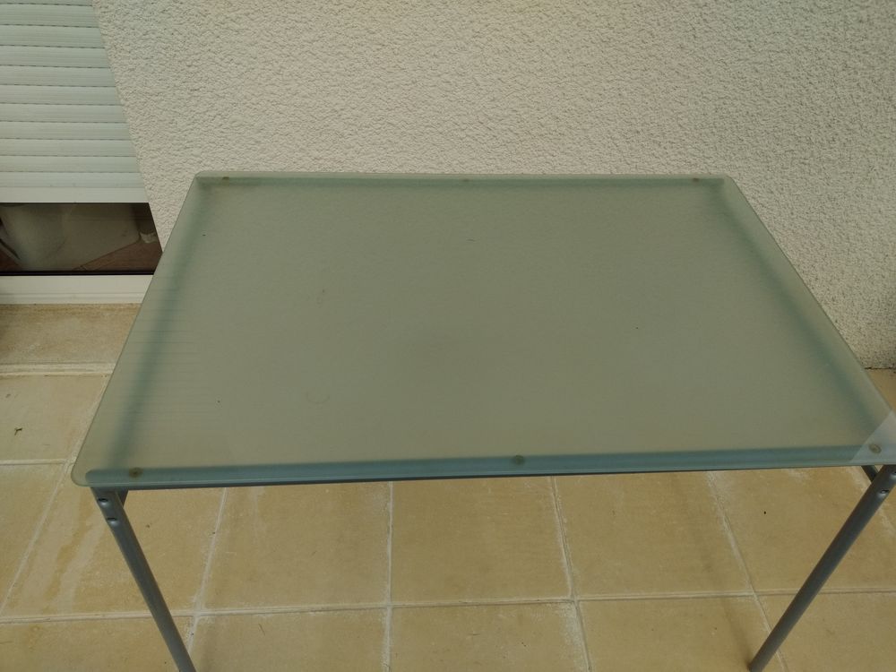 Table plateau verre IKEA + 2 chaises bistro blanche Meubles