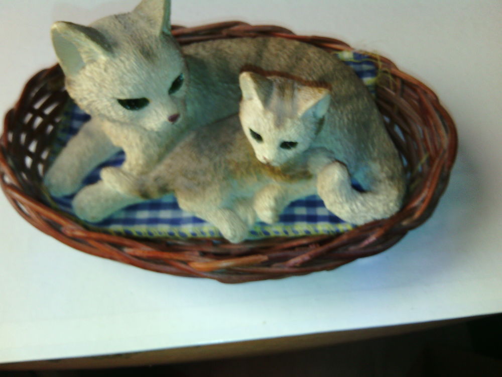 2 chats de collection couche dans leur panier ( N&deg;9)

