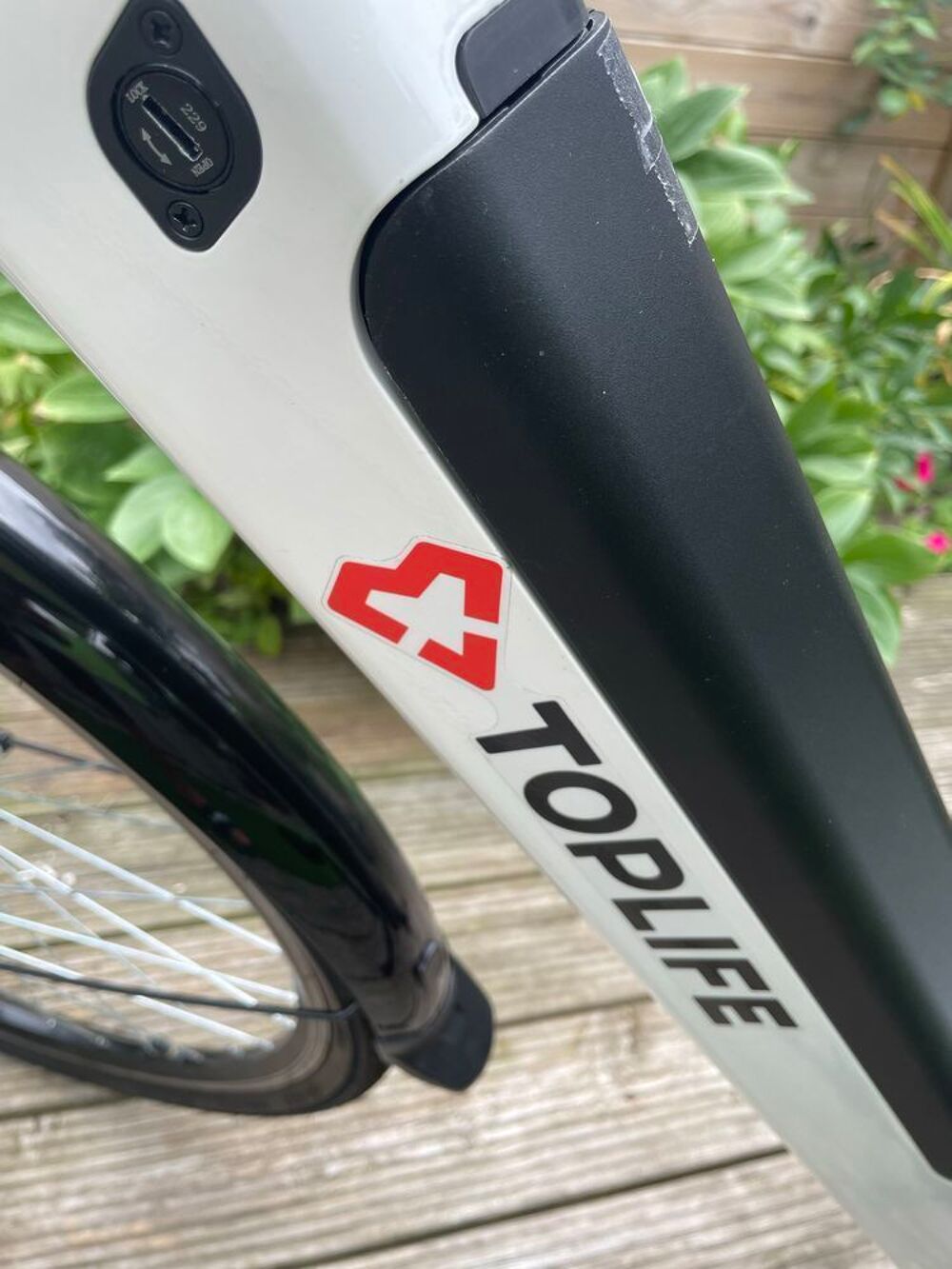 v&eacute;lo &eacute;lectrique blanc Vélos