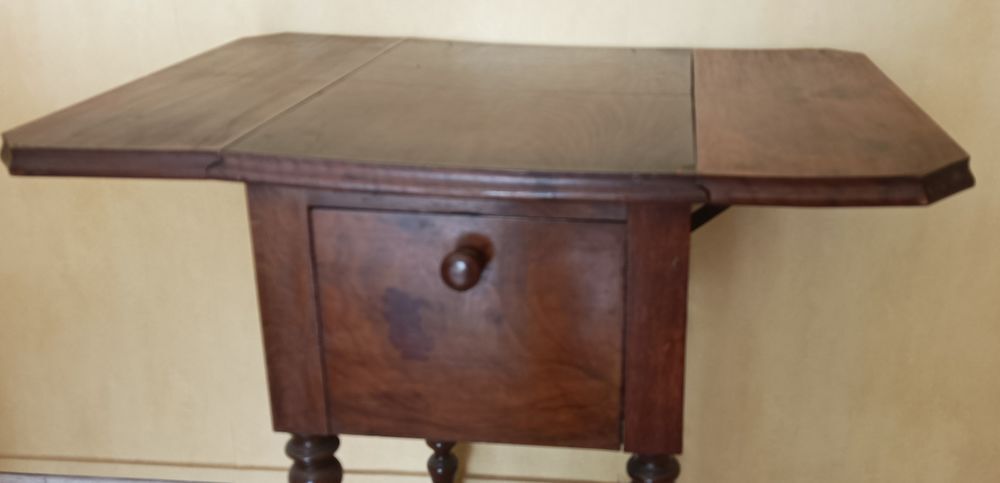 Original et rare. Tr&egrave;s jolie petite table de service pliable Meubles