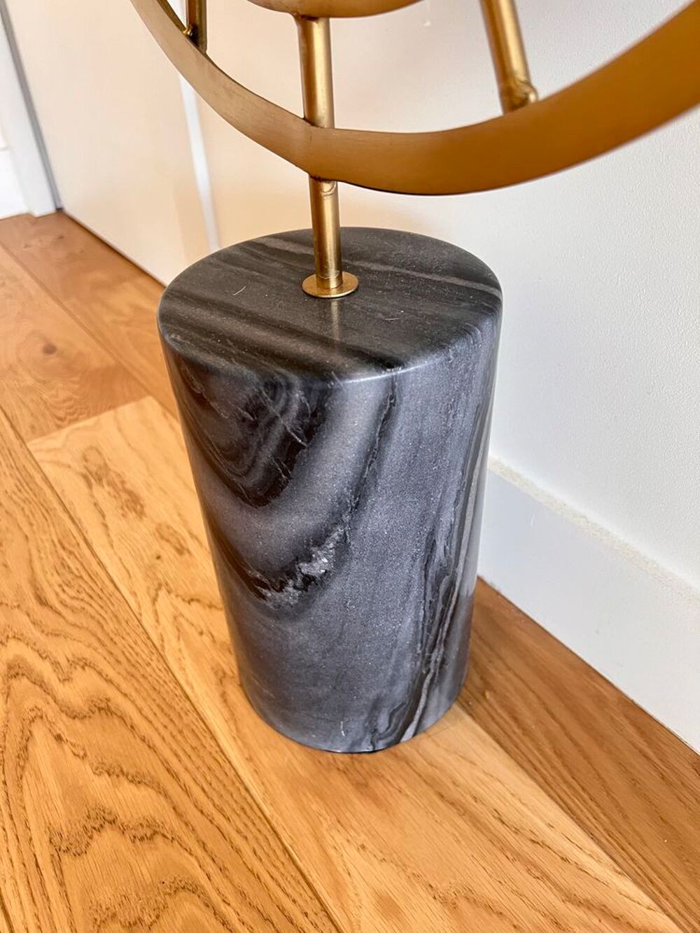 Miroir ovale dor&eacute; et pied en marbre Décoration