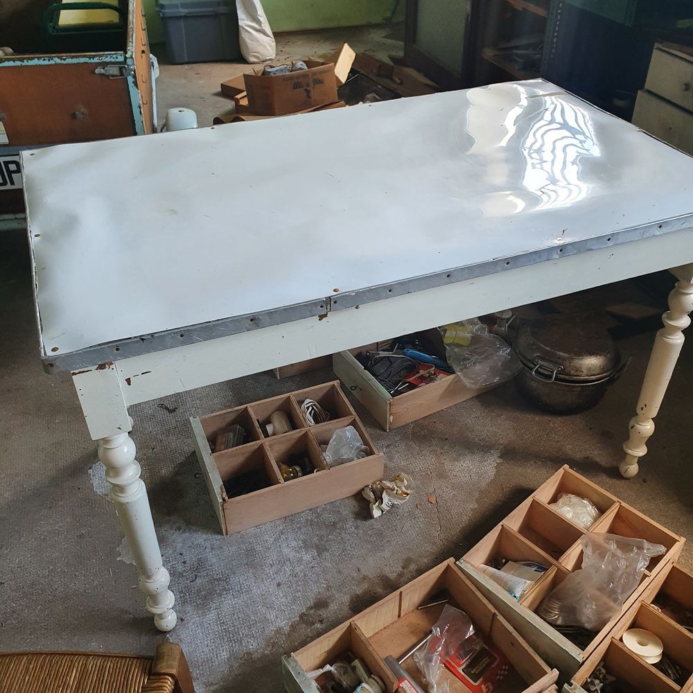 Table en bois - chaise en paille Meubles