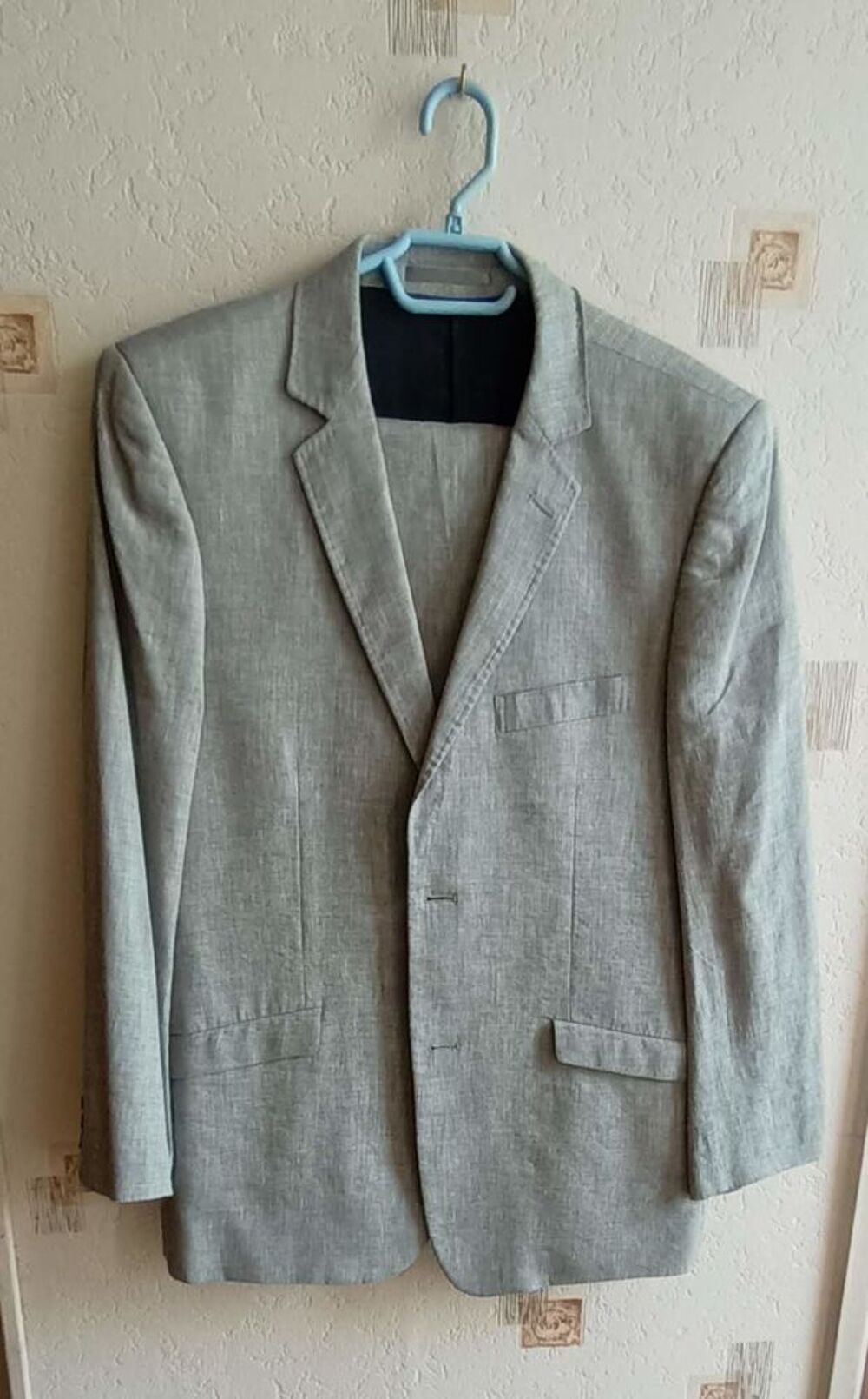 Beau costume du magasin Izac Vêtements