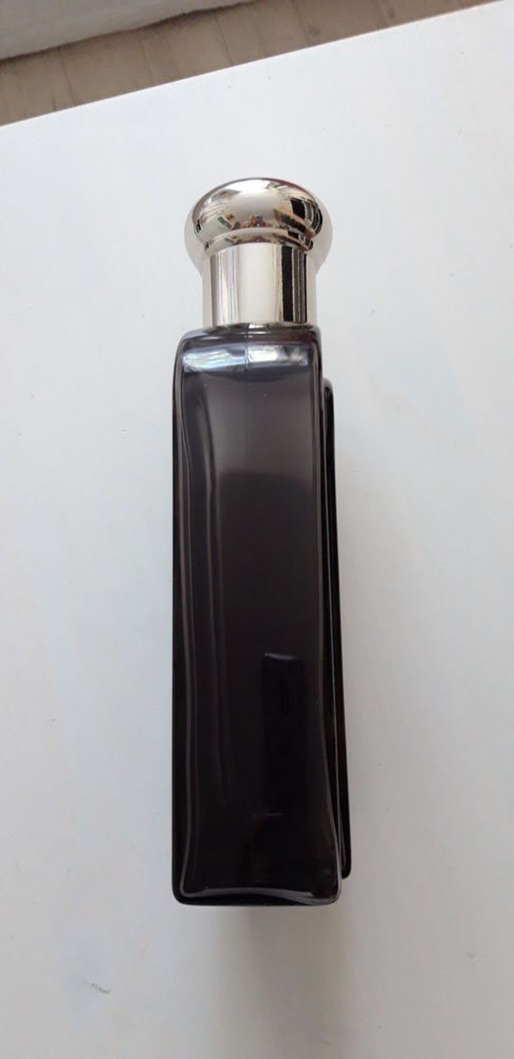 flacon de parfum g&eacute;ant vide. 