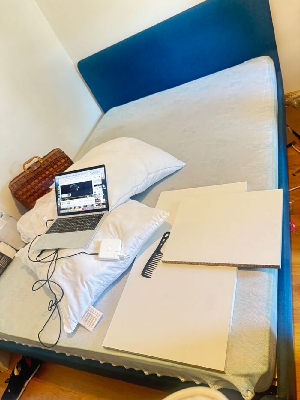Lit + sommier + matelas + 2 oreiller Meubles