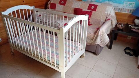 Lit b�b� � barreaux blanc avec matelas 50 Saint-Zacharie (83)