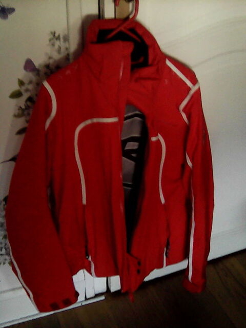 veste de ski rossignol rouge et blanc d 150 La Gorgue (59)