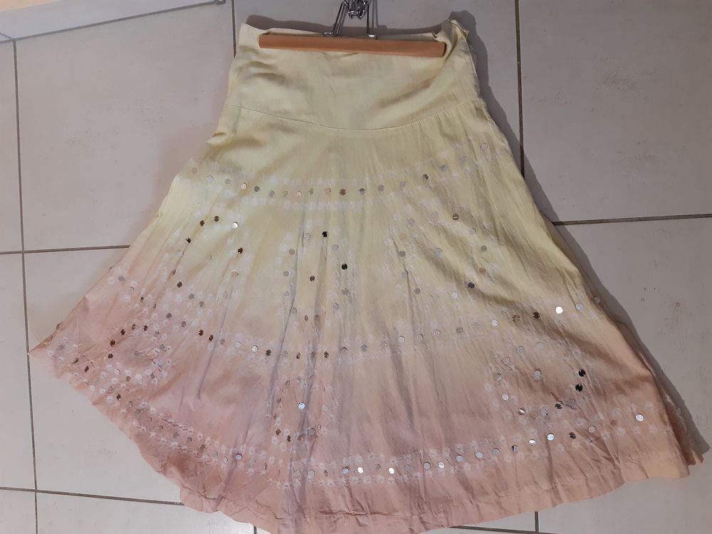 Jupe Longue Jaune avec Sequins. Vêtements