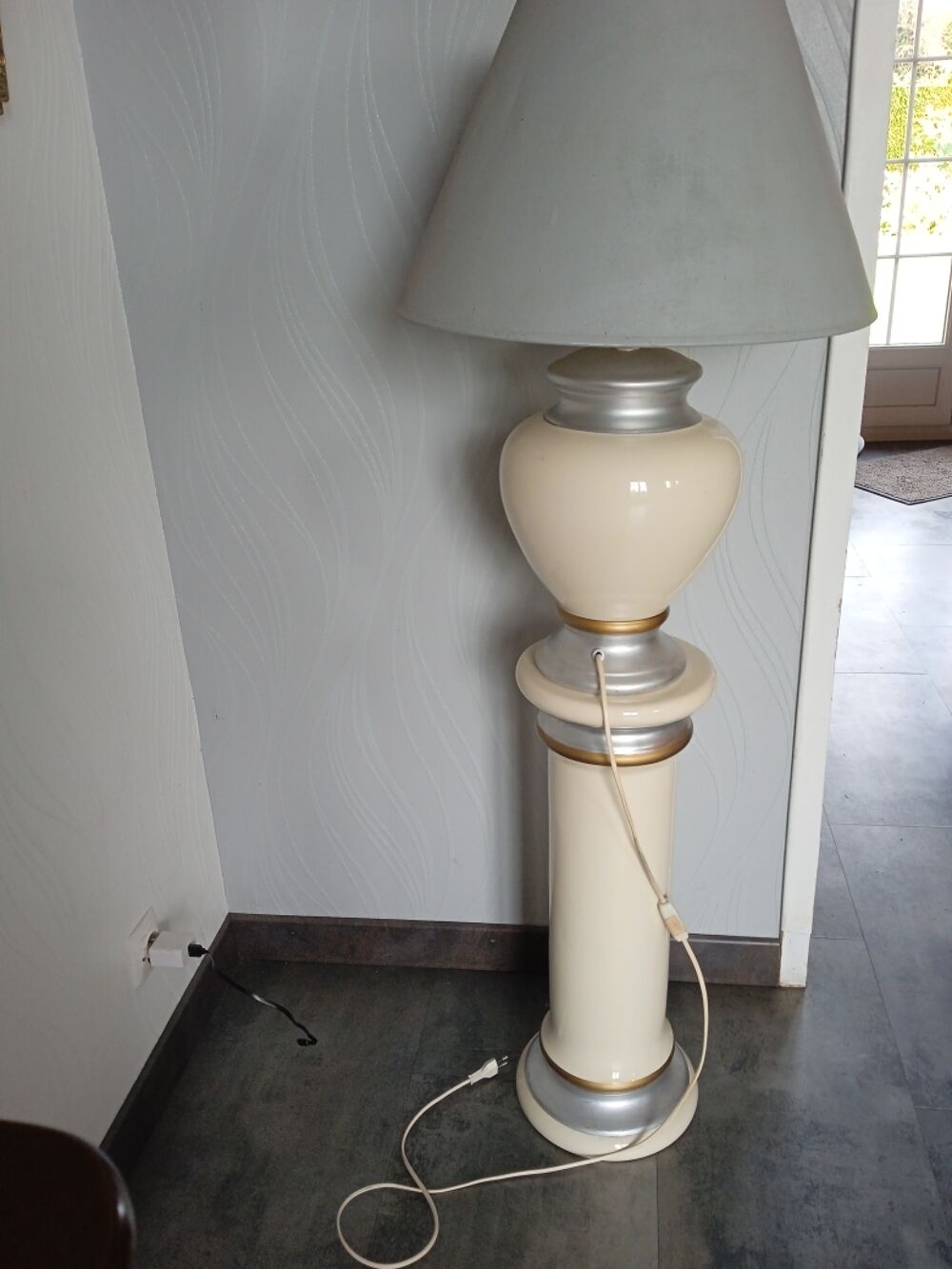 Colonne et lampe Décoration