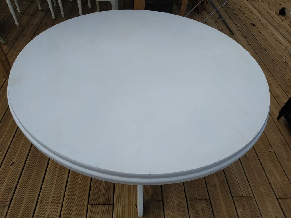 Table ronde avec chaises styl&eacute;es Meubles