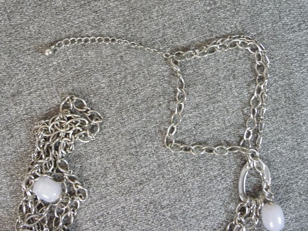 Collier/ Sautoir en M&eacute;tal Argent&eacute; avec Perles Plastique Gris Bijoux et montres