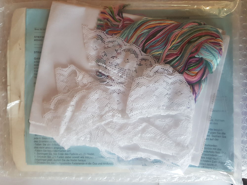 KIT A BRODER DESIGN VINTAGE " OREILLER PENSEES ET TOURBILLON D�coration