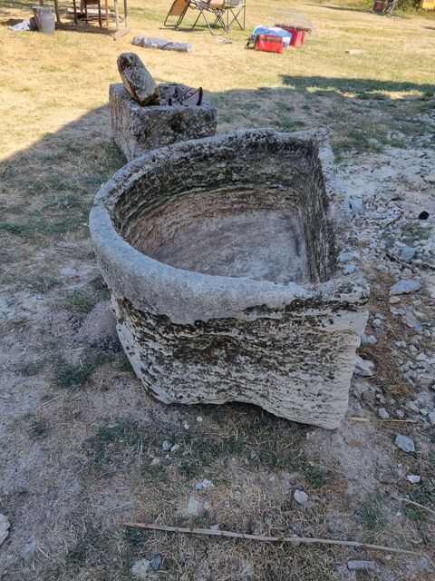 Auge en pierre de taille demie lune
85x65 500 Varaignes (24)