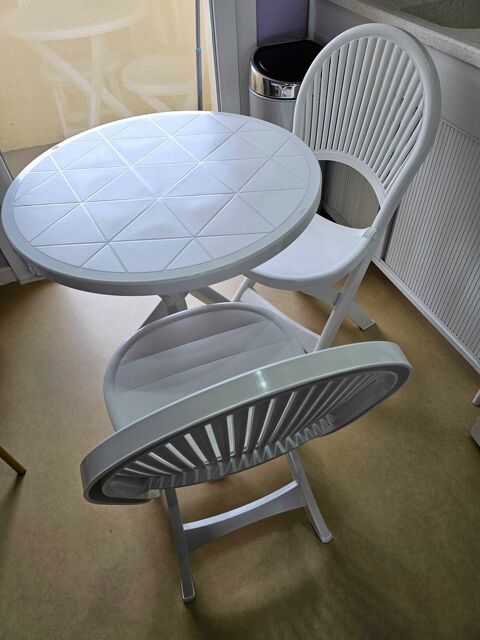 Table+ronde+avec+deux+chaises.+Diam�tre+de+la+table+ronde+65+cm 50 Morhange (57)