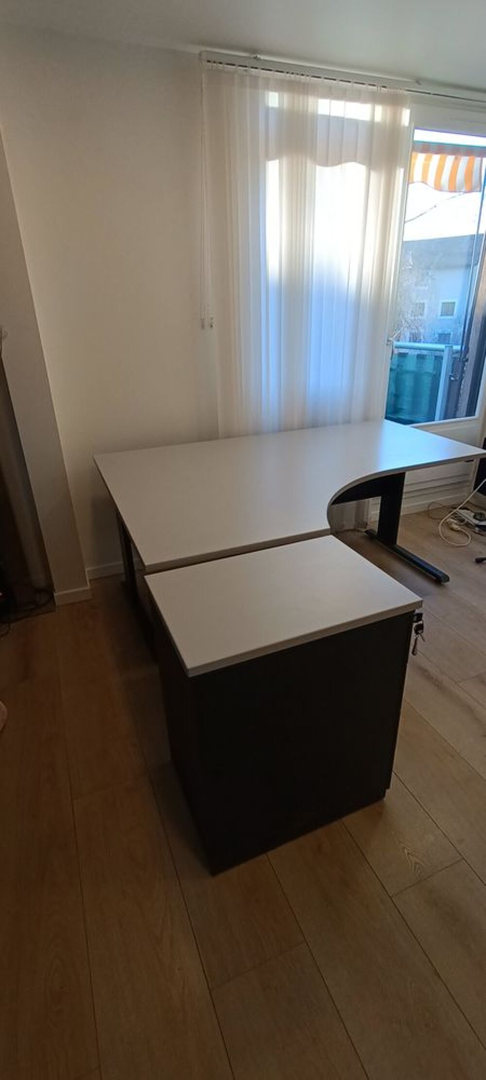 bureau L170x120x80 H 72 avec retour 4 tiroirs 60x42x h72 Meubles
