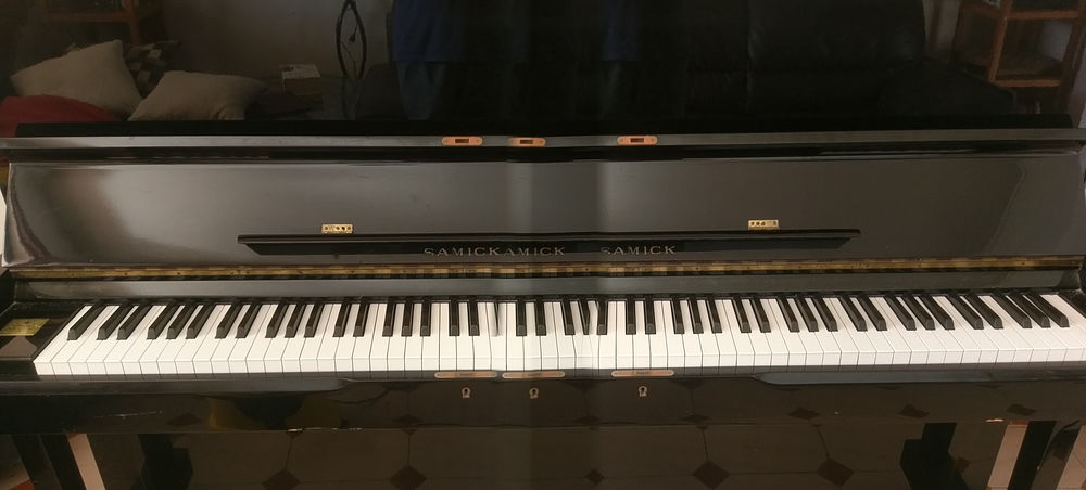 D'UN PIANO DROIT SAMICK NON UTILISE Instruments de musique