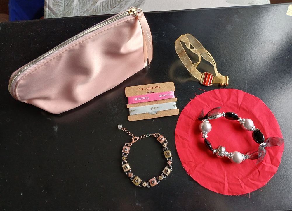 LOT DE 3 BRACELETS FANTAISIE AVEC TROUSSE "&nbsp;CLARINS&nbsp;" Bijoux et montres