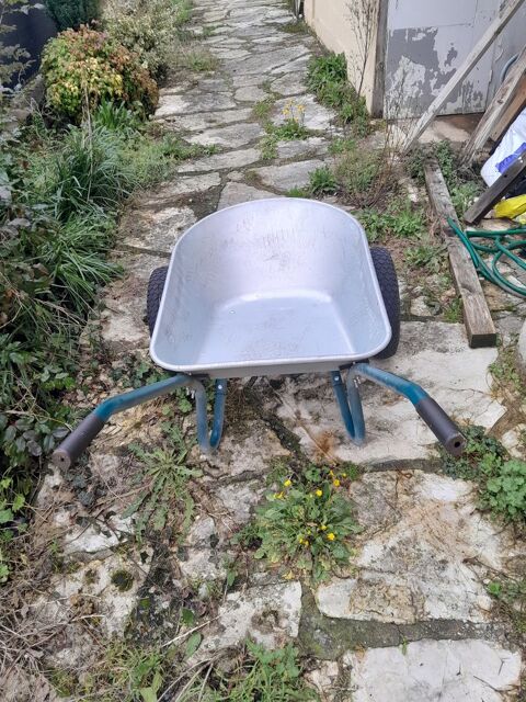 Brouette 2 roue jamais servie cause double emploi 30 Fumel (47)