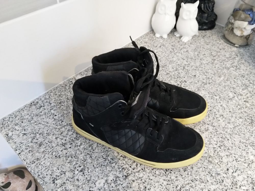 Chaussures montantes noires
Chaussures