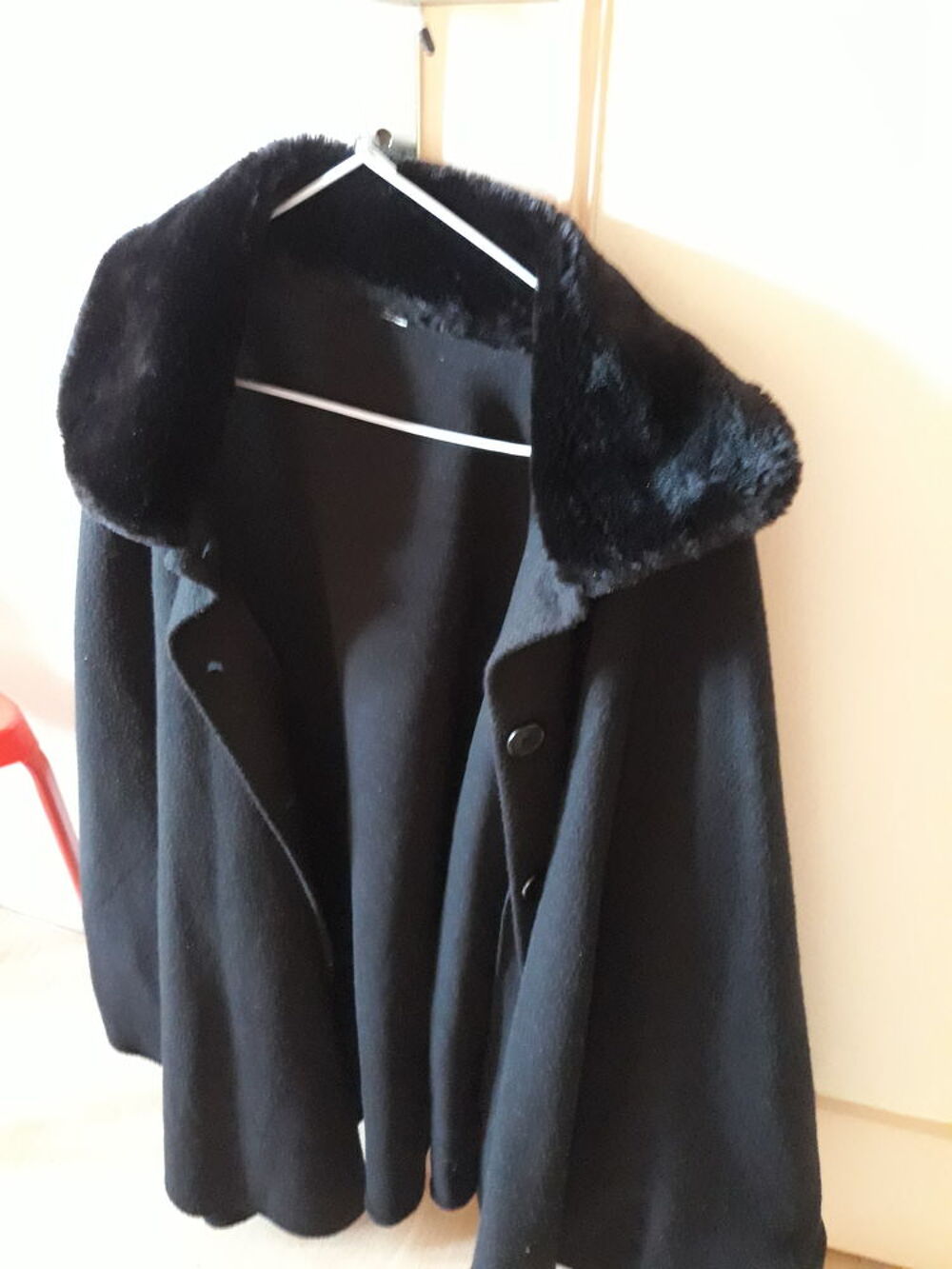 Joli cape bien chaude noire Vêtements
