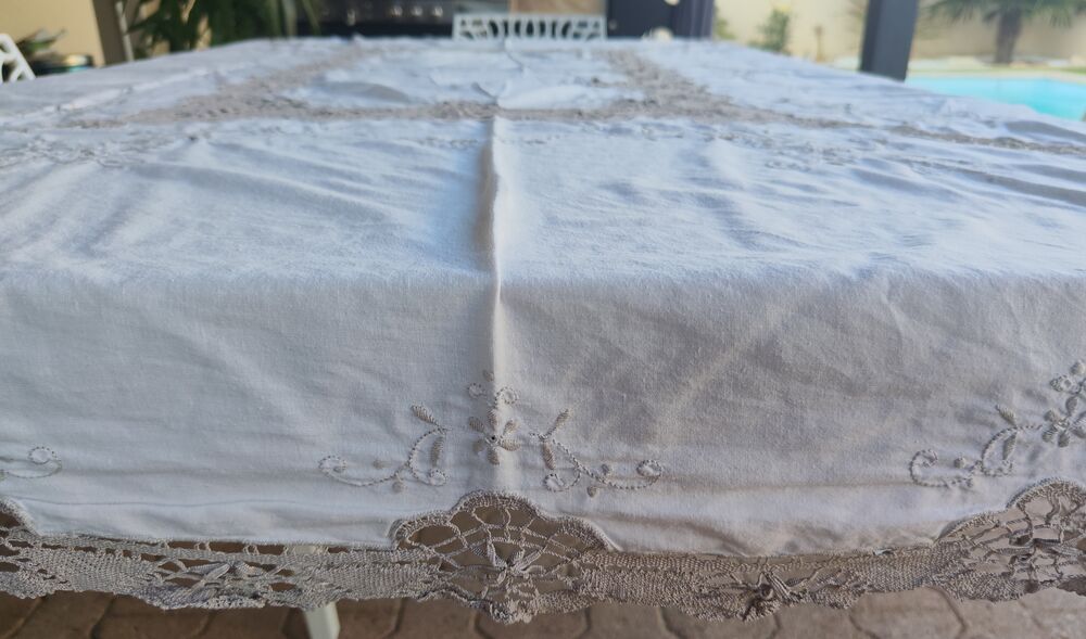 Nappe ancienne en lin brod&eacute;e main &amp; entelle au croc Décoration