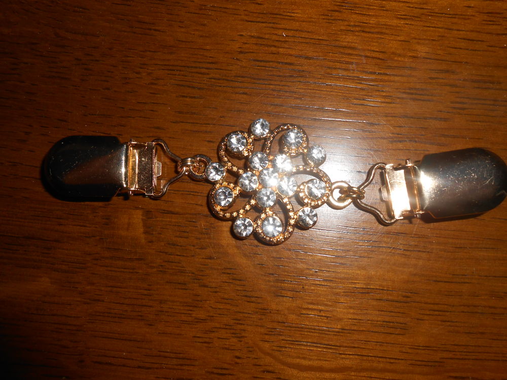 broche &agrave; clipser sur un foulard, &eacute;charpe ou autre Bijoux et montres