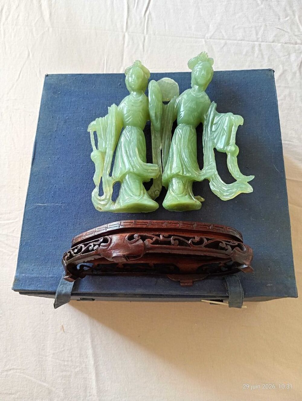 jolie statuette en jade sculpt&eacute; sur son socle d'origine 