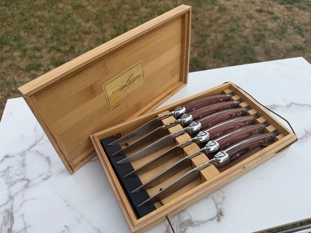 Coffret de six couteaux &agrave; steak " Laguiole " en bois d'Olivier plein manche€&cent;	m Décoration