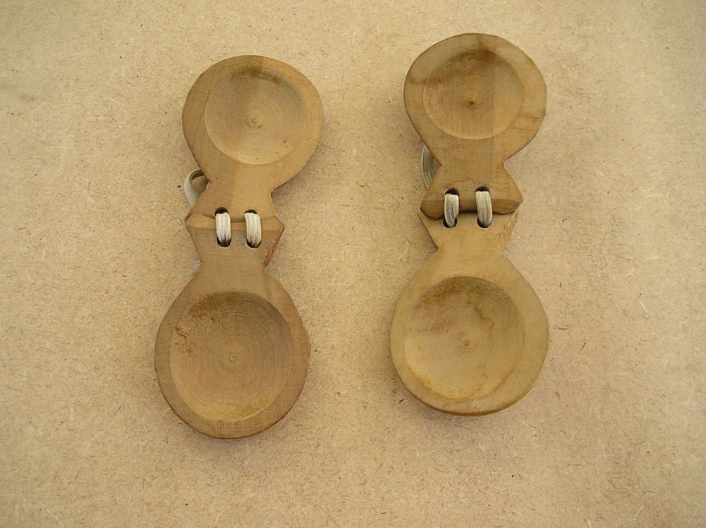 V&eacute;ritables castagnettes espagnoles en bois.

