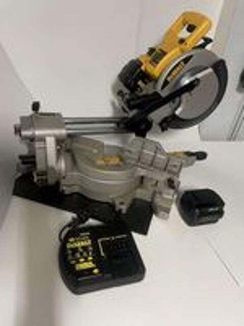   SCIE A ONGLET DEWALT 24 VOLT JAMAIS UTILISER 
PLUS UNE LAME  