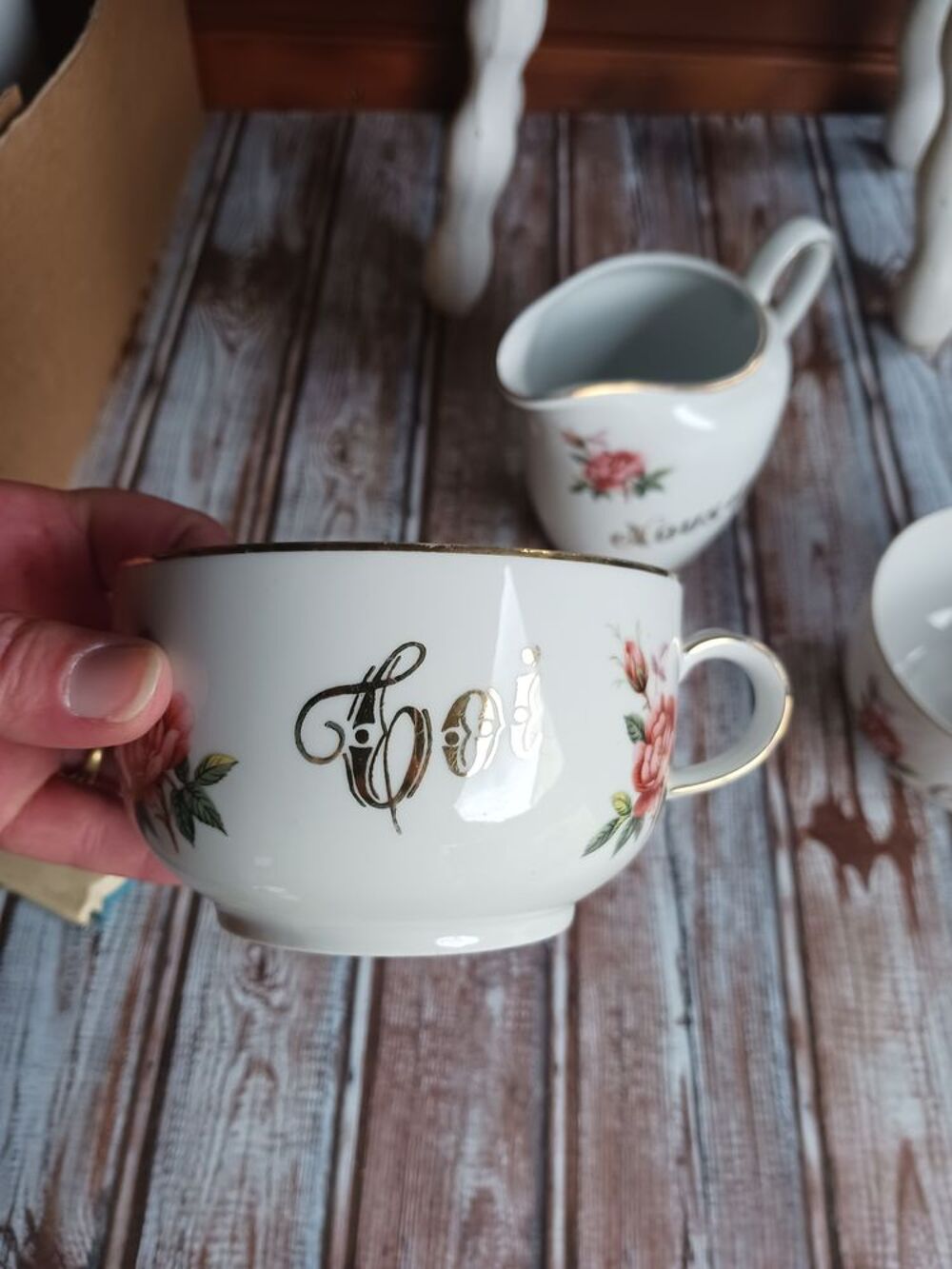 Ensemble Porcelaine Motifs Floraux et Dorure Cuisine