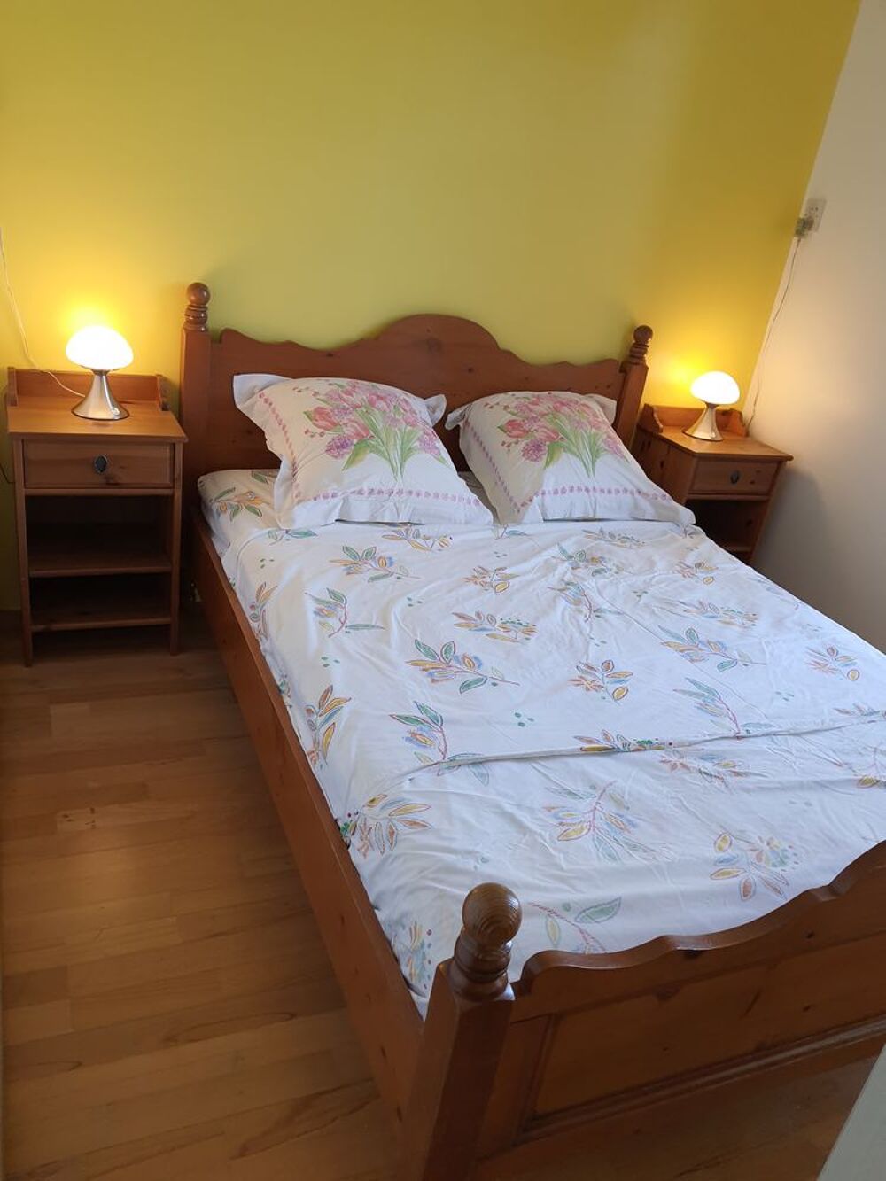Beau lit 2 personnes bois massif avec sommier Meubles