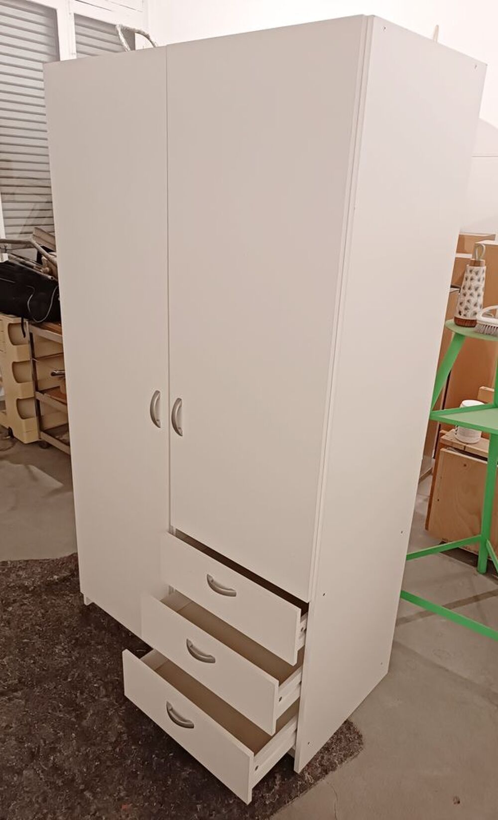 Armoire blanche mat avec deux portes et trois tiroirs Meubles